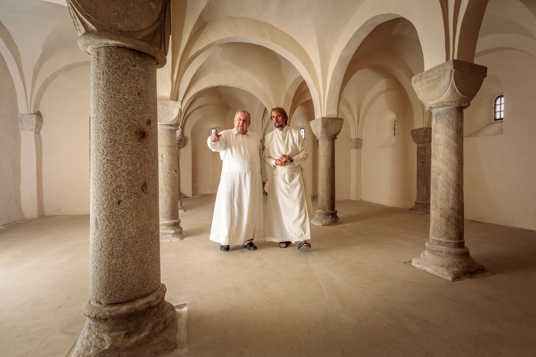 Pater Clemens (links) und Pater Tobias besuchen das Kloster Unser Lieben Frauen in Magdeburg.