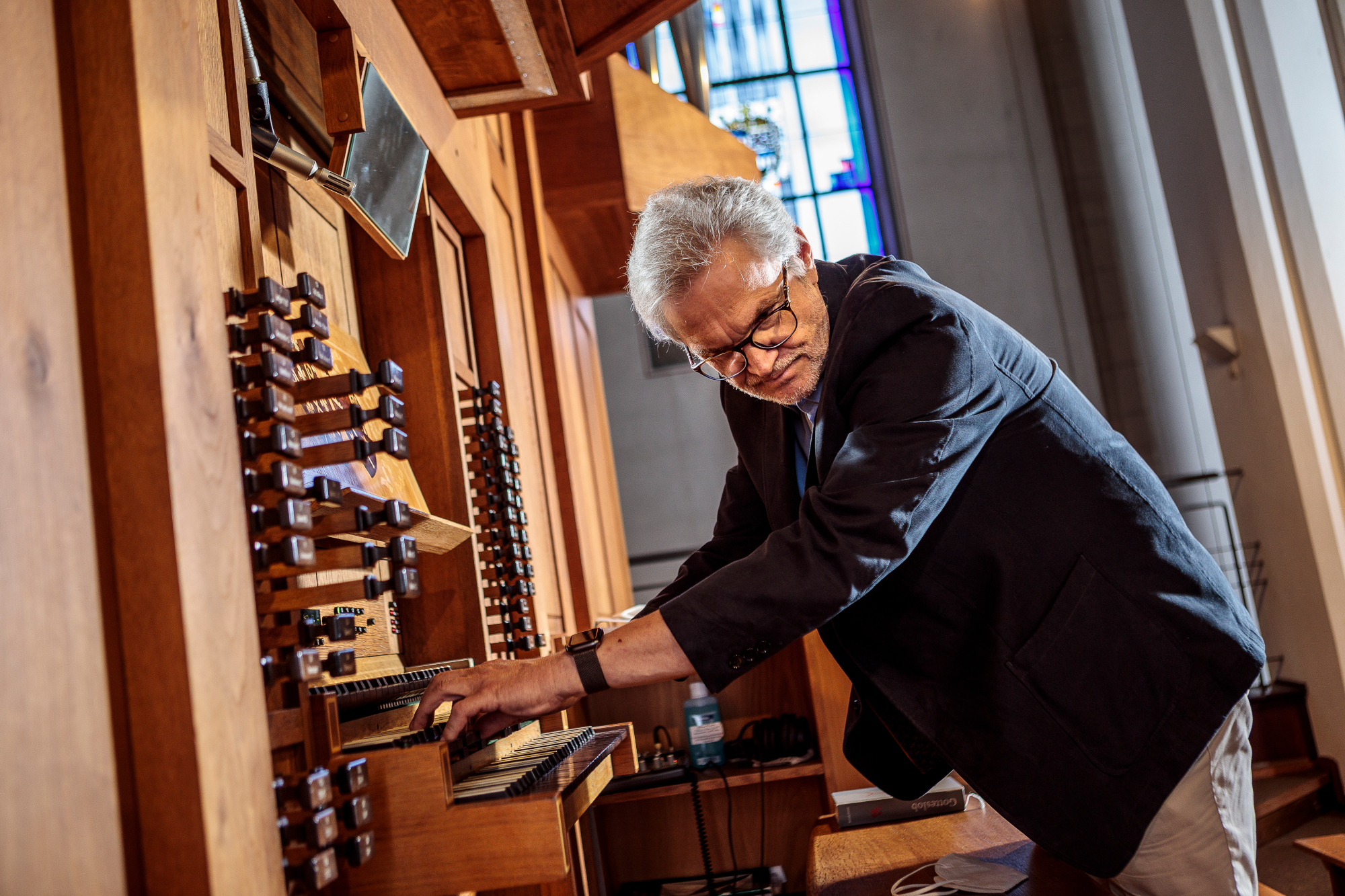 Peter Bartetzky an der Orgel in der Abteikirche Hamborn